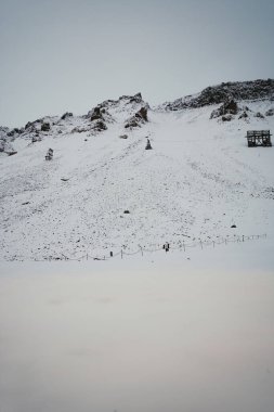 Longyear, Svalbard 'da havadan maden kablosu olan karlı yamaçlar.