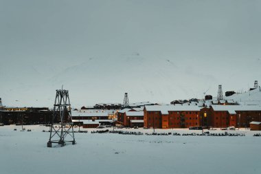Longyear, Svalbard 'ın karlı şehir merkezinde kışın binalar