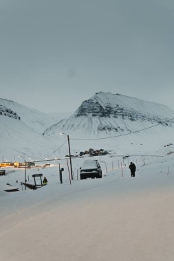 Longyear, Svalbard 'daki Sarkofagen' in altındaki karlı vadide binalar