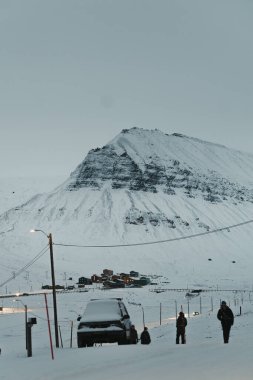 Sarkofagen karlı dağı Nybyen 'in ötesinde Longyear, Svalbard