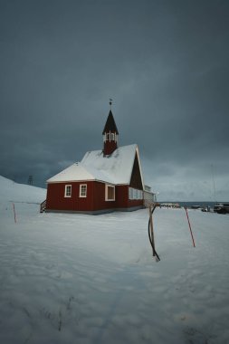 Longyearbyen 'deki kilise, Svalbard' ın bulutlu kış günü