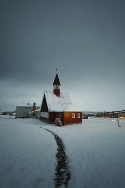 Longyear Byen, Svalbard Kilisesi Kışın karlı bulutların altında