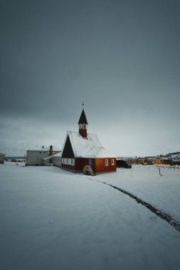 Longyearbyen 'deki kilise, Kuzey Kutbu' ndaki Svalbard, karlı kış gününde.