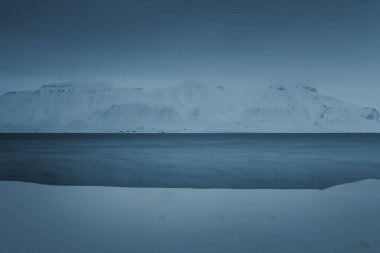 Longyearbyen 'deki karlı dağlar, Svalbard Kuzey Buz Denizi boyunca