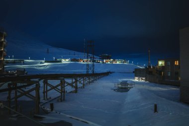 Longyear, Svalbard 'daki karlı kutup gecesinde yeraltı boruları