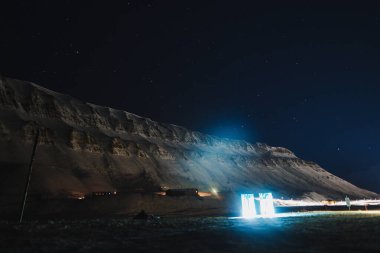 Karlı Vadi ve Arktik Gökyüzü ile Dağ Tepeleri Longyear, Svalbard