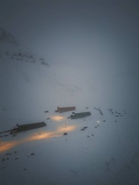 Kış mevsiminde Svalbard, Longyear 'da Nybyen mahalle binaları yukarıdan inşa edilir.