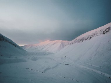 Gün batımında karlı vadi Kuzey Kutbu dağlarında Longyear, Svalbard 'ın dışında
