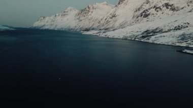 Ersfjordbotn 'daki Arktik fiyortun yanındaki karlı dağların hava görüntüsü, Tromlar derecelendirildi