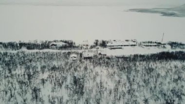 Kilpisjarvi 'deki donmuş göle doğru uçan drone, Laponya kışı derecelendirdi.