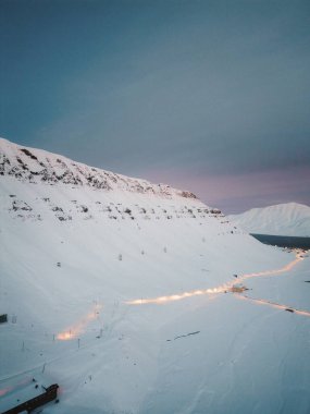 Karlı Kuzey Kutbu dağının insansız hava aracı çekimi Longyear, Svalbard 'ın yanında