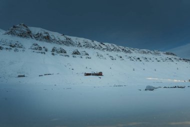 Longyear, Svalbard 'da kış kutup gecesinde karlı dağ sırtı