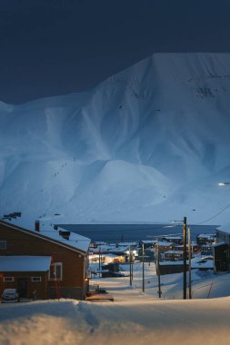 Karlı dağ ve fiyort Longyear 'ın ötesinde, Svalbard kutup gecesinde
