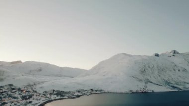 Fiyort, Ersfjordbotn, Troms 'un yanındaki Kuzey Kutbu köyünün insansız hava aracı atışı kışı derecelendirdi.
