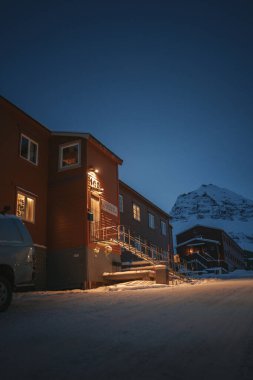 Longyear, Svalbard 'daki Gjestehuset Pansiyonu' nun aydınlık girişi