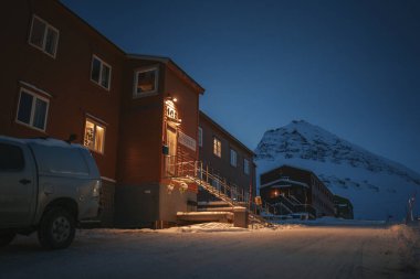 Nybyen, Longyear, Svalbard 'da, kutup gecesinde, karda pansiyona giriş.