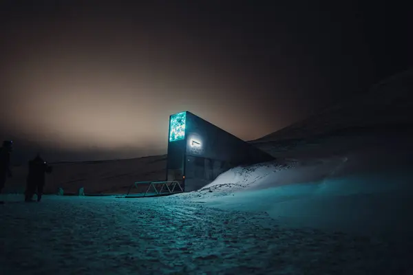 Gece vakti, Longyear, Svalbard 'daki Kuzey Kutup Dairesi' nde bulunan Küresel Tohum Kasası.