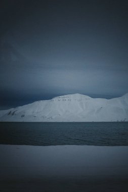 Kuzey Kutbu 'ndaki karlı dağlar Longyear, Svalbard, Kutup Gecesi