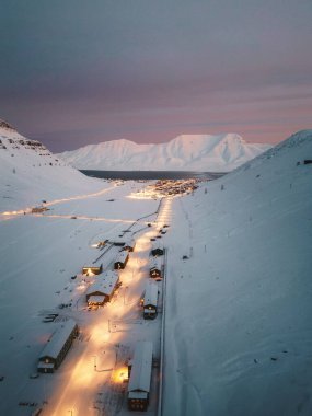 Nybyen 'in insansız hava aracı çekimi ve Longyear, Svalbard' a giden yol karlı kışta.