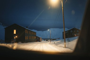 POV, Kuzey Kutbu 'ndaki Svalbard şehir merkezinde Longyearbyen' de karlı yolda ilerliyor.
