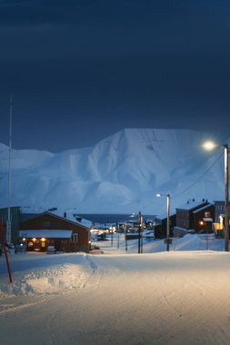 Longyear ve Svalbard 'ın ötesindeki karlı dağın kutup gecesi manzarası