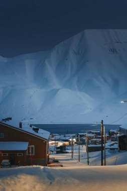 Karlı dağ ve fiyort Longyear 'ın ötesinde, Svalbard kutup gecesinde