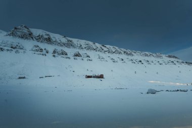 Longyear, Svalbard 'da kışın kutup gecesinde karlı dağ yamacına inşa ediliyor.