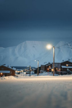 Longyear 'daki kutup gecesinde sokak lambaları, kışın Svalbard