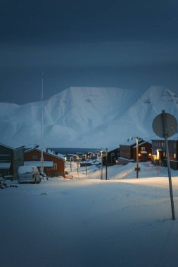 Karlı fiyorda kışın Longyear, Svalbard 'dan aşağıya bak.