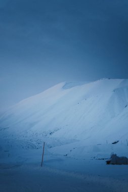 Karlar kışın Longyearbyen 'in yukarısında, Svalbard ise kutup gecesinde dağları kapladı.