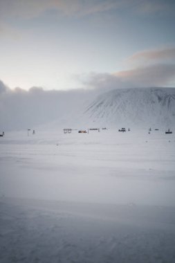 Longyear, Svalbard 'ın dışında kutup kışında tahta kulübeler.