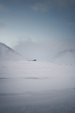 Longyear, Svalbard 'ın dışındaki karlı vadi. Gün batımının altında.