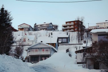 Tromso, Norveç 'teki karlı tepenin kenarındaki evler ve daireler