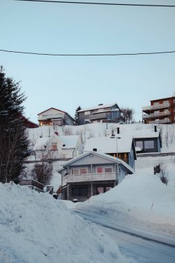 Tromso, Norveç 'teki karlı tepenin kenarındaki evler ve daireler.