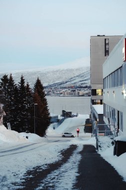 Tromso, Norveç 'te kışın altta trafik ışıkları olan buzlu bir cadde.