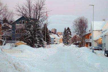 Tromso, Norveç 'te renkli evleri olan karlı bir yerleşim yeri.