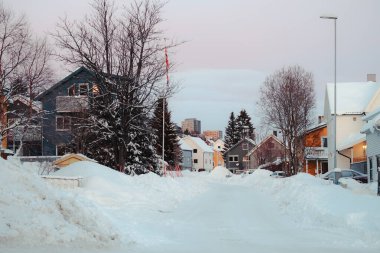 Tromso, Norveç 'te kışın renkli evleri olan karlı bir yerleşim yeri.