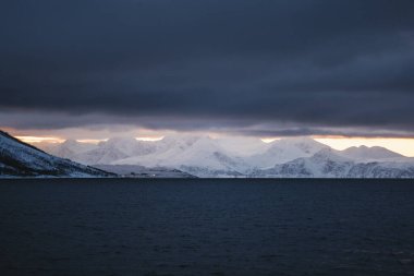 Kuzey Norveç 'teki Lyngen Alpleri' ndeki Kuzey Kutup Dağları 'nda ağır bulutların altında