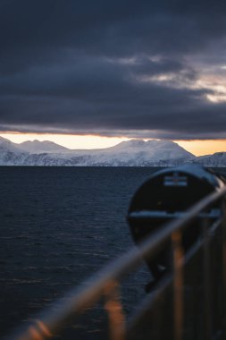 Lyngen Alpleri Kuzey Norveç 'te gün batımında Kuzey Buz Denizi' ndeki tekneden çekiliyor.