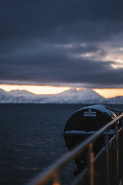 Lyngen Alpleri 'nin üzerinde gün batımı Kuzey Kutup Okyanusu, Norveç' te tekneden çekiliyor.