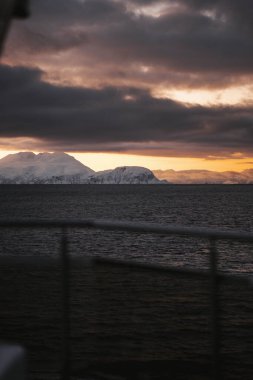 Kuzey Norveç 'teki Lyngen Alpleri üzerinde altın saat. Kuzey Kutup Okyanusu.