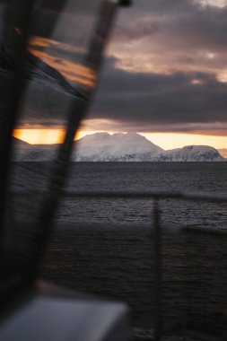 Kuzey Norveç 'te Arktik Okyanusu ve Lyngen Alpleri üzerinde altın saat