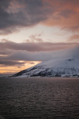 Kuzey Norveç 'te Arktik Okyanusu kıyısındaki Karlı Dağ