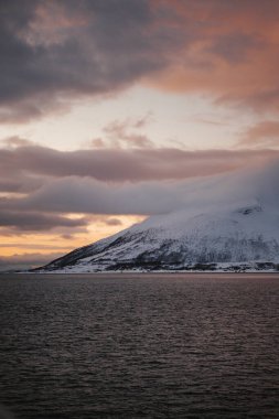 Kuzey Norveç 'te Arktik Okyanusu kıyısındaki Karlı Dağ