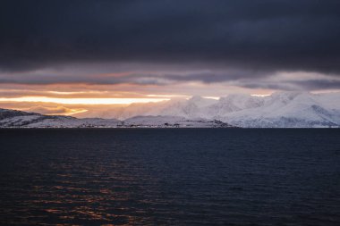 Okyanus kıyısındaki Kuzey Kutup Dağları, Kuzey Norveç 'teki Lyngen Alpleri