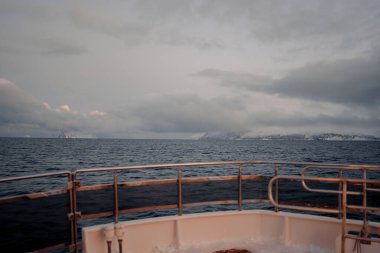 Kuzey Norveç 'te kış mevsiminde Kuzey Kutup Okyanusu' ndaki tekneden çekilen uzak dağlar.