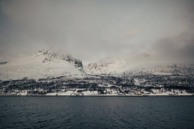 Kuzey Norveç 'teki Lyngen Alplerinde kış dağlarının üzerindeki bulutlar