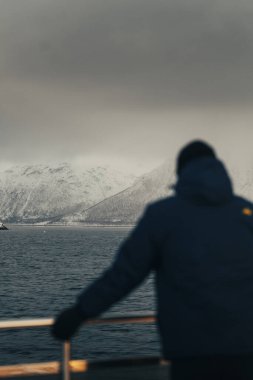 Karlı Lyngen Alp Dağları Norveç 'te Kuzey Buz Denizi' nde insanların ötesinde.