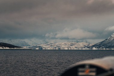 Norveç 'in kuzeyindeki Lyngen Alpleri' nde dağ üzerinden dramatik bulutlar yükseliyor.