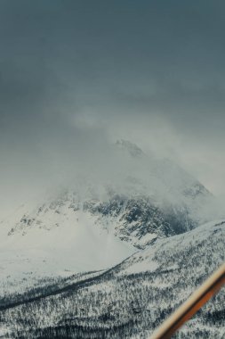 Kuzey Norveç 'teki Lyngen Alpleri' nde karlı kış zirveleri bulutlarla kaplıydı.